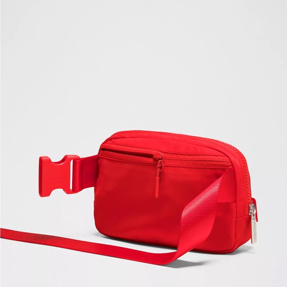 Lululemon Everywhere Belt Bag 1L- True Red - Picture 4 of 6